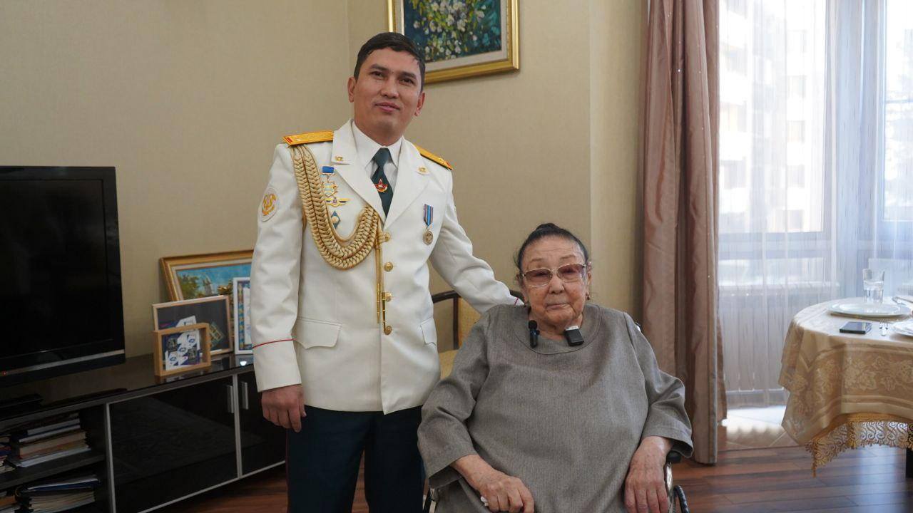 ВОЕННЫЕ ОТДАЛИ ДАНЬ УВАЖЕНИЯ ЗНАМЕНИТОЙ ПЕВИЦЕ